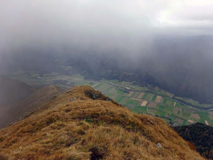 Tiefblick ins Drautal, wir tauchen in die Wolken ein