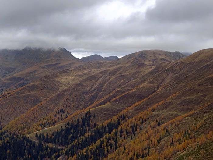 Blick gegen Norden in Richtung Grakofel und Salzkofelhütte; die Schönwetter-Ost-West-Überschreitung der Kreuzeckgruppe findst du im Archiv