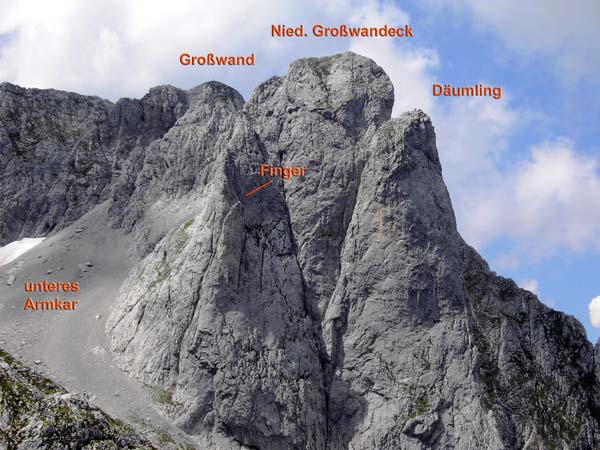 Blick vom Aufstieg gegen NW auf die Großwandgruppe des Gosaukammes