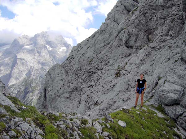 Ulli am Nordgrat-Sattel, dahinter der Dachstein