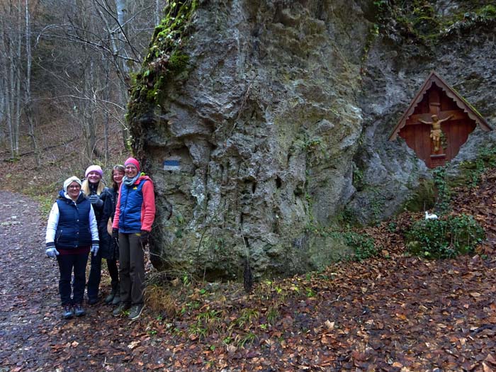 vier Mädels mit drei verschiedenen Nationalitäten am Eingang zur Klamm