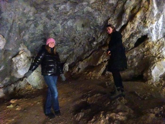 ... welches sich als finstere Durchgangshöhle erweist