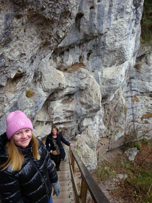 über eine Holztreppe - ähnlich wie unten in der Klamm - gelangen wir in kurzer Zeit ...