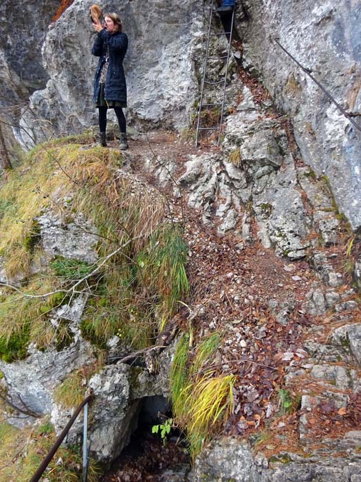 kurzer Umtrunk überm Höhlenausgang, Vendla schon wieder unterwegs ...