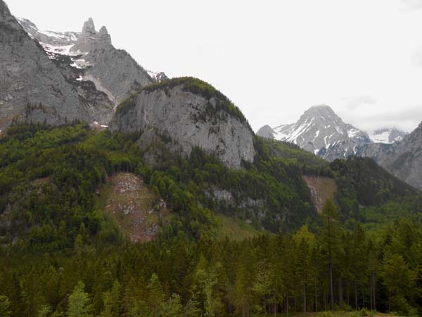 im NW über dem Ursprung der Steyr zieht steil das Turmtal hinauf zum Brandleck; rechts hinten die Spitzmauer