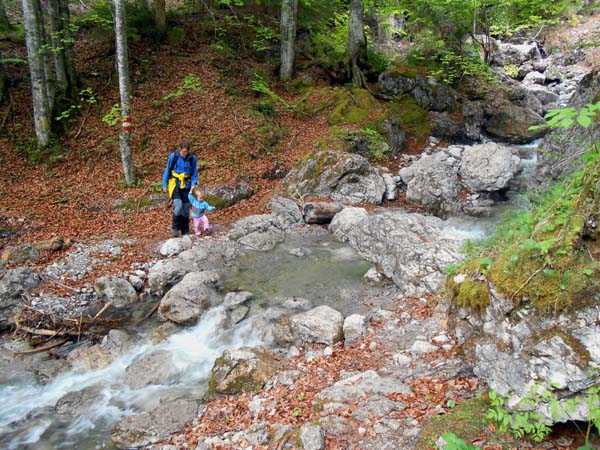 zu Beginn der Wanderung müssen Ulli und Ronja zweimal über den Bach