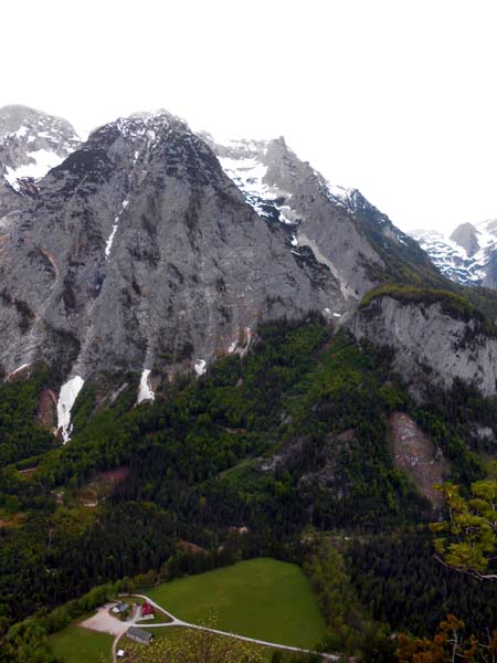 der Gipfel liegt diesmal unterhalb der Alm: Hochstein gegen NW aufs Wirtshaus Baumschlagerreith ...