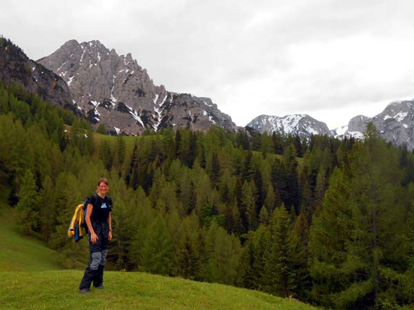 zwischen steilsten Geländefalten verstecken sich zwei völlig flache, grüne Almböden: die Hochsteinalm mit der Sneslitz im SW ...