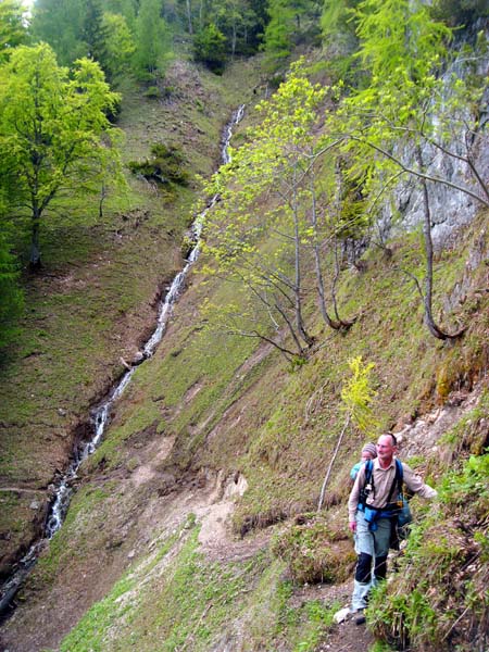 am Beginn des Dolomitensteiges; die Hangquerungen werden steiler