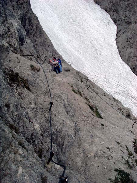 die Klettersteigetappe hinunter in den Grund ...