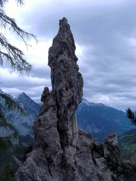 ... und vorbei an pittoresken Felsnadeln zieht der Stodertaler Dolomitensteig hinüber zur Poppenalm am Salzsteig