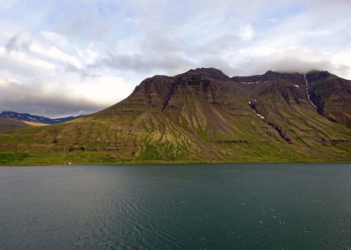 ... etwa vier Kilometer entlang der Südküste des Fjords, ...                       