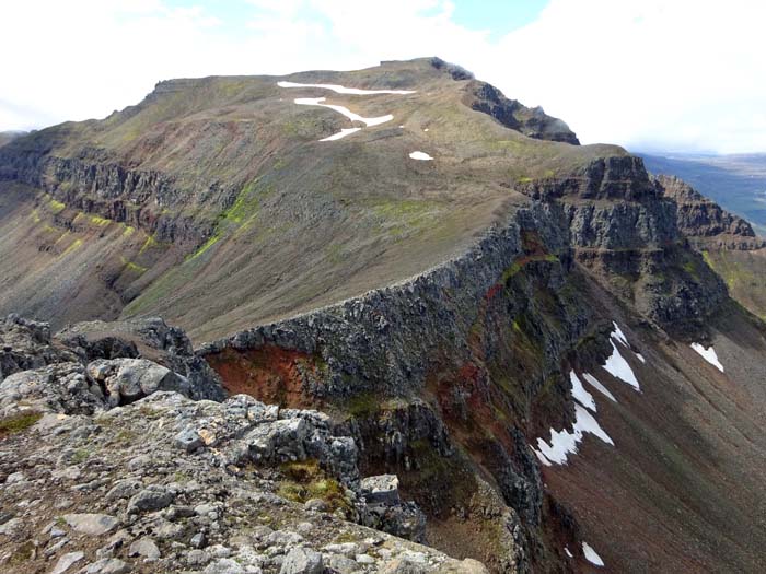 ... und bald darauf der Gipfel des Ytri Strandartindur, 111 m niedriger als der Hauptgipfel