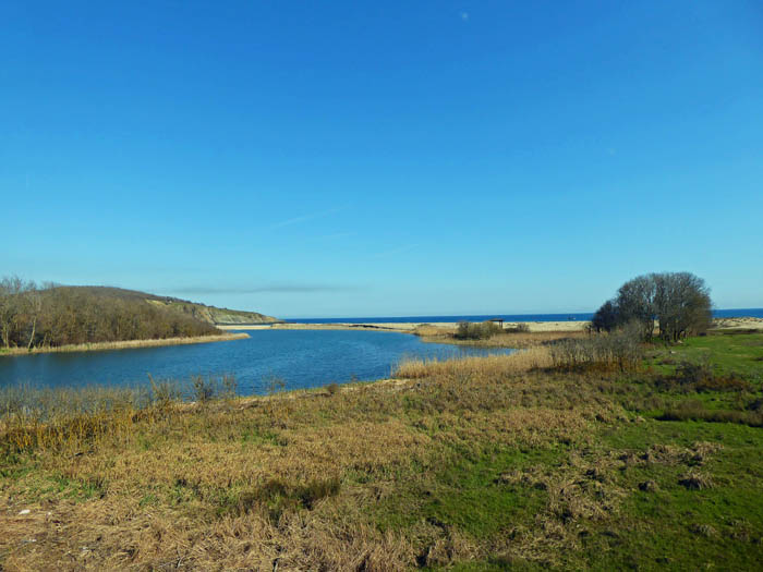 das felsige Meeresufer und die lange Sandzunge des aus dem Strandzha-Gebirge kommenden Flusses formen eine der bezauberndsten Küstenlandschaften Bulgariens