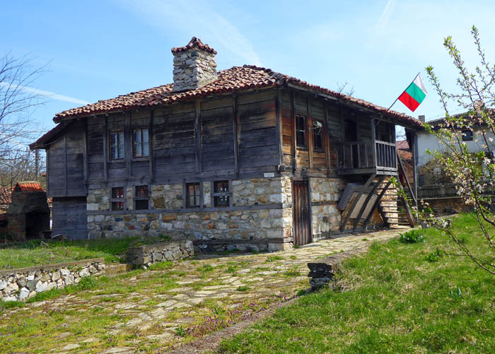 das Dorf besteht aus einer Ansammlung typischer Strandzha-Häusern mit Steinfundament (oft noch mit Schlamm oder roter Erde verputzt) und Holzkonstruktion als 1. Stock