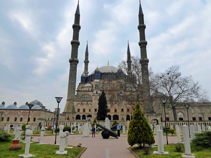 nur 150 km hinter der nahen Grenze eine der Hauptattraktionen der Türkei: die Selimiye-Moschee in Edirne
