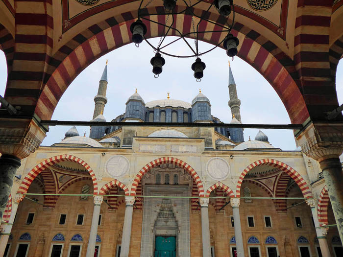 die größte osmanische Moschee wurde von Hofbaumeister Koca Mimar Sinan (1491-1588) geschaffen, auf dessen Konto 131 Moscheen und 200 weitere Bauten gehen; hier der Innenhof
