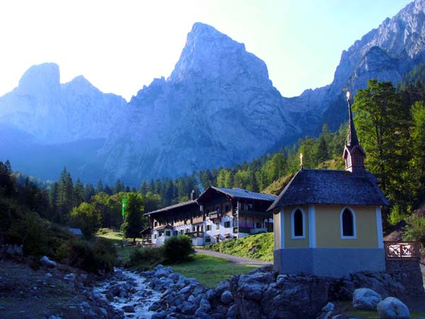 das malerische Hinterbärenbad im hintersten Kaisertal mit dem Anton Karg Haus