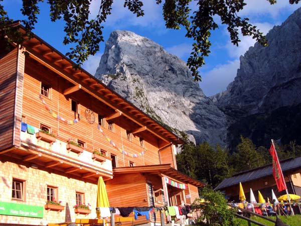 wenige Minuten oberhalb das gut geführte Hans Berger Haus unter der prächtigen NW-Wand der Kl. Halt