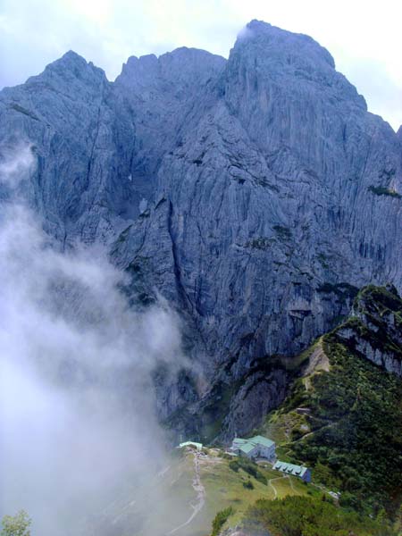 Kalenderbildidyll am Stripsenjoch mit dem Dreigestirn Fleischbank (links), Hintere Karlspitze und Totenkirchl