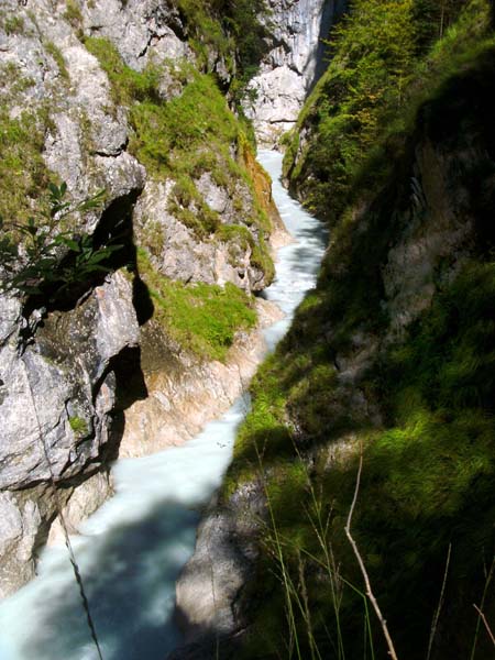 am Grund der Klamm; eine Steinbrücke hilft übers wilde Wasser