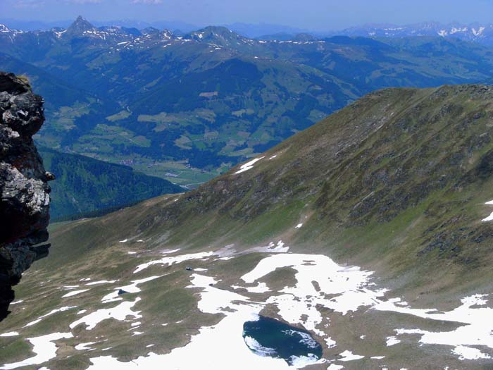 tief unter uns das Rossalmkar mit dem höchsten See, links hinten der Gr. Rettenstein, rechts der Wilde Kaiser