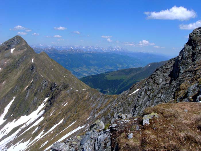 beim Abstieg nach W bildet der Sattel zwischen Pihapper und Stubenkogel ein Fenster zu den Kalkalpen zwischen Watzmann und Hochkönig