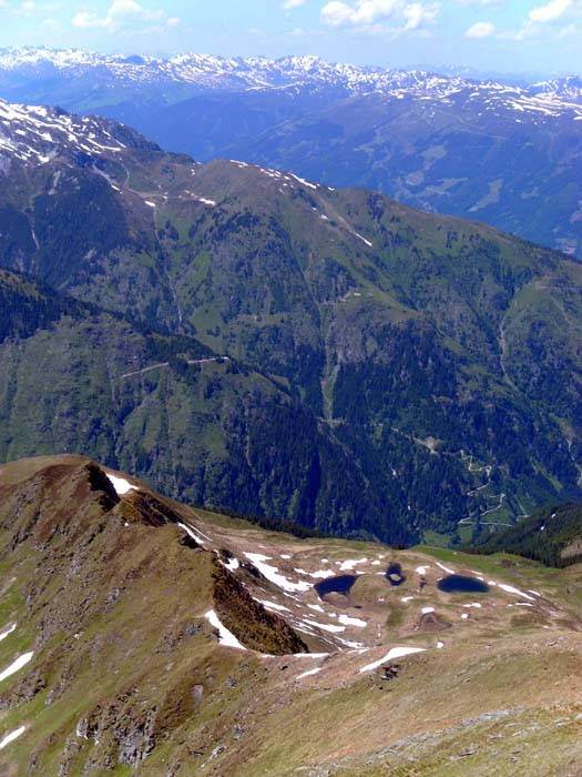 Tiefblick auf den sich verschärfenden unteren Westgrat und die Seenplatte