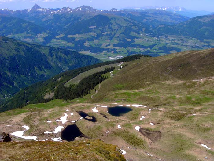 ... dann krabbeln wir auf allen Vieren einen grünen Steilhang zu den Seen hinunter