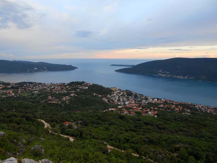 ... und nach S auf die Stadt; Oštri rt - die schmale Landzunge in Bildmitte - ist übrigens der südlichste Punkt Kroatiens