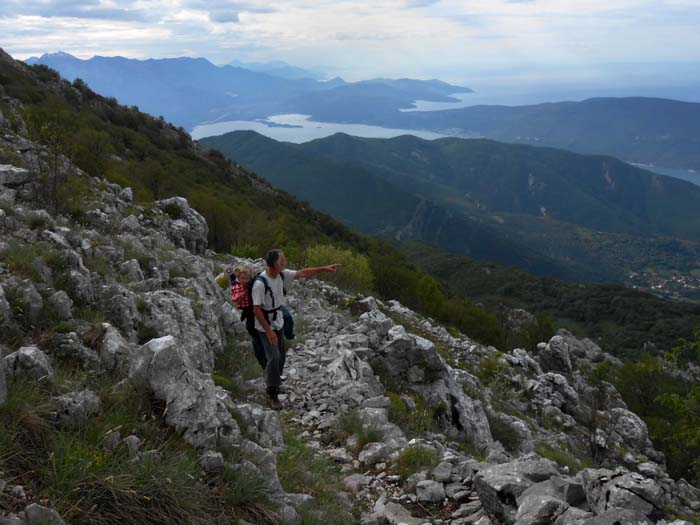 Blick vom markierten Wanderweg über dem Sedlo nach SO auf die äußere Kotorbucht mit dem Ort Tivat