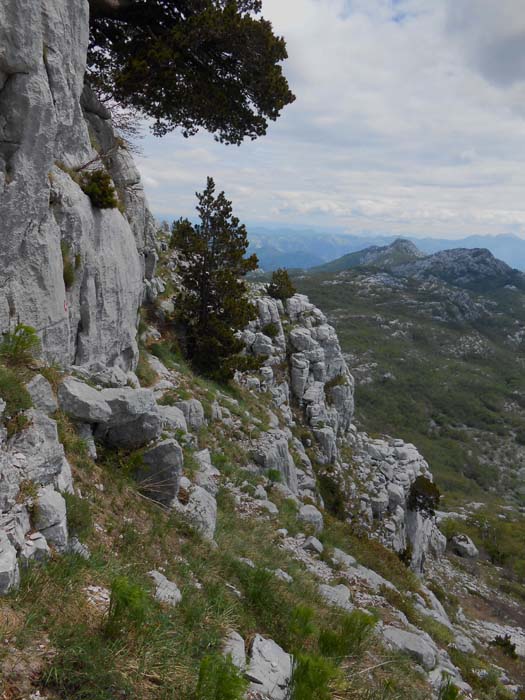 ein Schrofenband führt hinaus ...