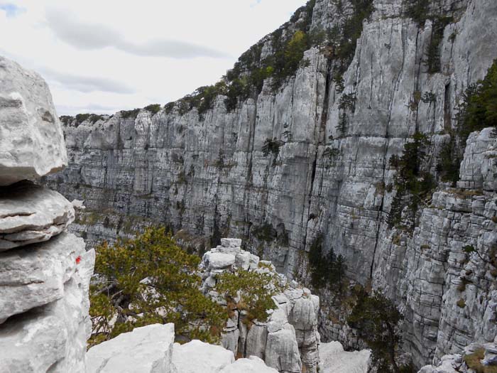 ... auf einen Gratabsatz am Rand des beeindruckenden Subra-Amphitheaters