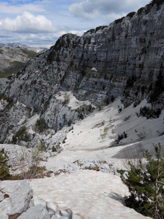 ... ins Amphitheater, wo der markierte Steig endgültig unterm Schnee verschwindet