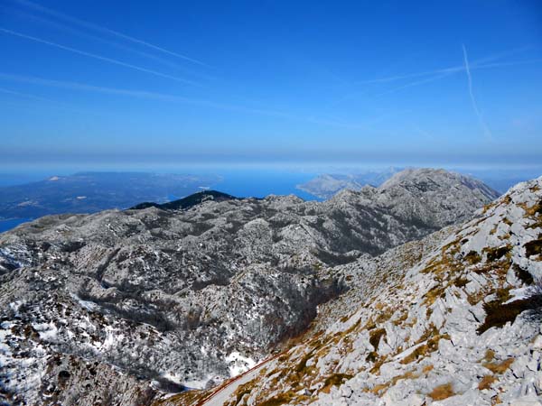 im WNW die zentrale Biokovo-Hochfläche, die bei der Gipfelbesteigung vom Meer aus zum Teil überschritten werden muss; links die Insel Brač, in der Mitte hinten Split