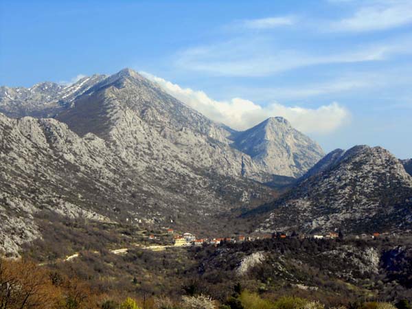 die scheinbar zahmen Nordausläufer des Biokovo-Gebirges von Gornja Brela zwischen Zadvarje und der Küste. Scheinbar: auf der Rückseite des kleinen Klapfs rechts der Mitte, des Bukovac, wartet eine der längsten eingerichteten Kletterrouten der Region auf ausdauernde Alpinkletterer - Dalmatinski san mit 19 Seillängen bis zum 7. Schwierigkeitsgrad