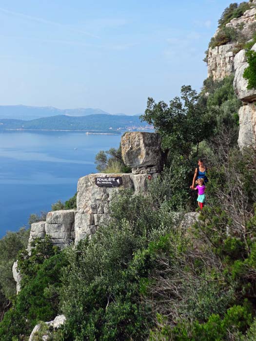 der „Eingang“ zum Klettergarten, gegenüber die Insel Iž, ganz hinten Dugi Otok