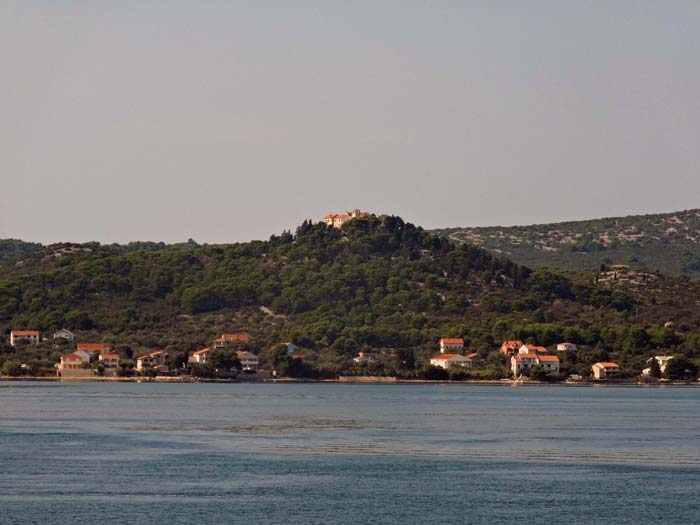 über dem Städtchen Tkon im Süden der Insel Pašman thront das Kloster des Heiligen Benedikt ...