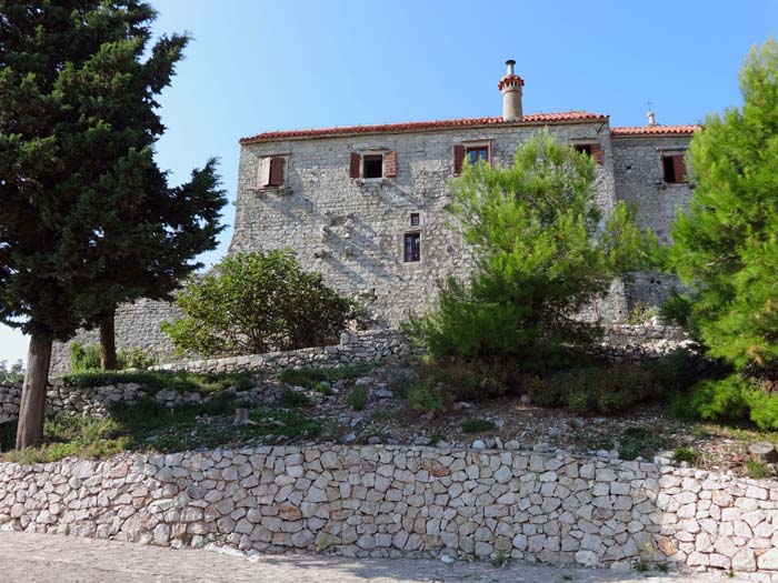 ...  aus dem Jahr 1125; nach dem Fall des gegenüberliegenden Biograd diente es gleichzeitig als Festung. Der völligen Zerstörung durch die Venezianer 250 Jahre später folgte der Wiederaufbau und die Entwicklung zum geheimen Zentrum der glagolitischen Literatur