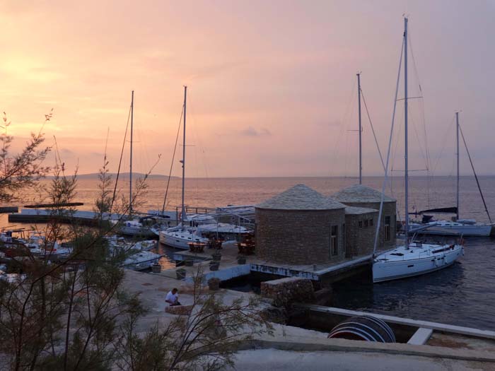 Morgendämmerung am Hafen von Sveta Nedjelja