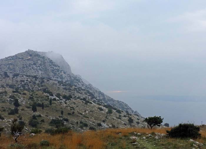 Rückblick von W zum Gipfelkamm, auf dem sich langsam die Nebel lichten