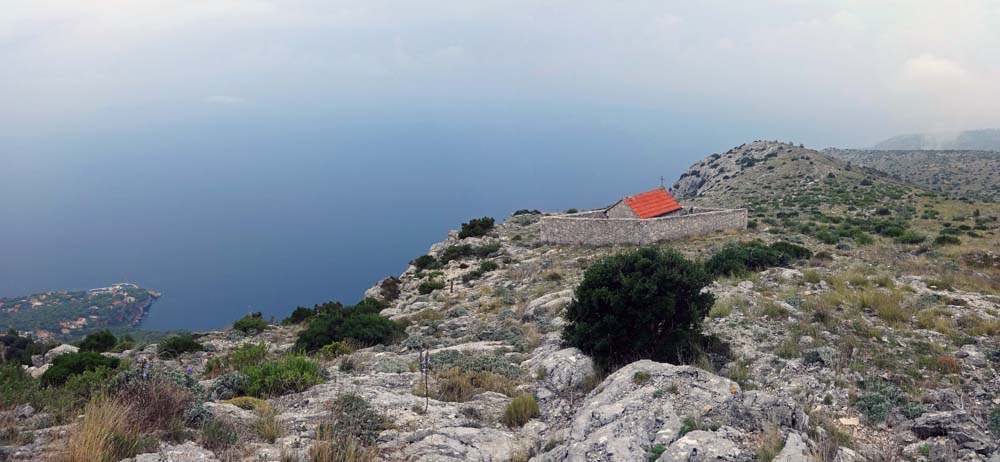 die Kapelle Gospa od Zdravlja hoch über der Südküste, links Kap Nedija, unser Start- und Zielpunkt