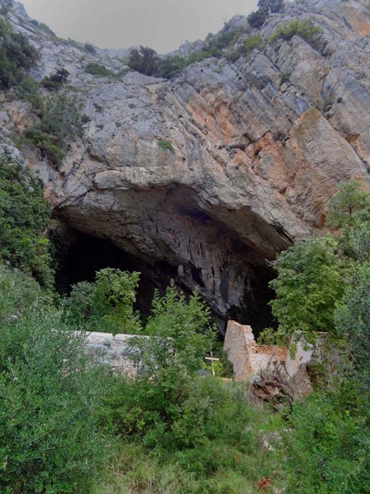 ... die Überreste des Augustinerklosters aus dem 15. Jahrhundert erkennen kann