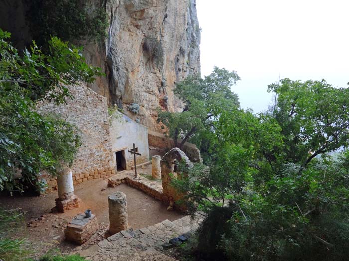 ... zieren den kleinen Vorplatz am Eingang der riesigen Halbhöhle