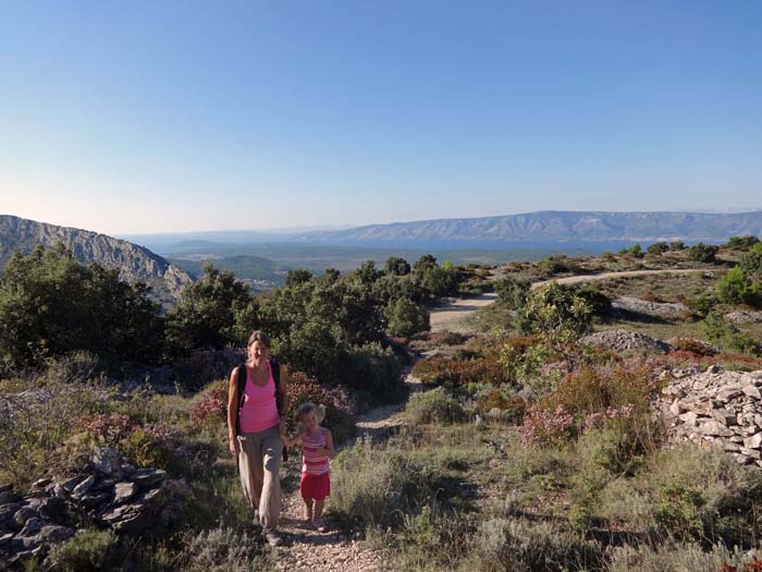 Aufstieg am gemütlichen Nordhang des Borovik; hinter dem Hvarski kanal die Insel Brač