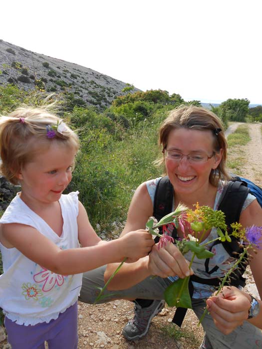 schon am Beginn der Wanderung ist Ronja begeistert vom Blumenreichtum des Zustiegstales