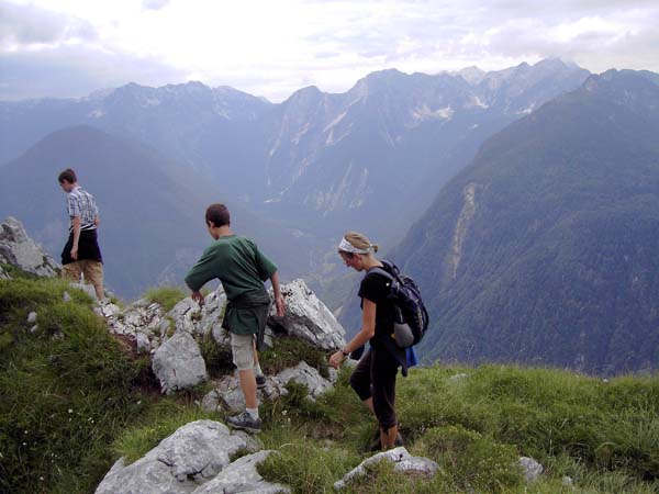 kurz unterhalb des Gipfels; Blick nach SO auf die Lepenja, rechts der Krn