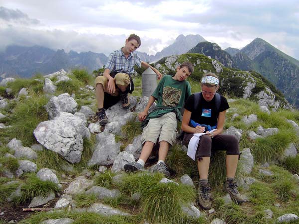 vom Gipfel zieht ein langer Kamm gegen ONO zum Bavški Grintavec