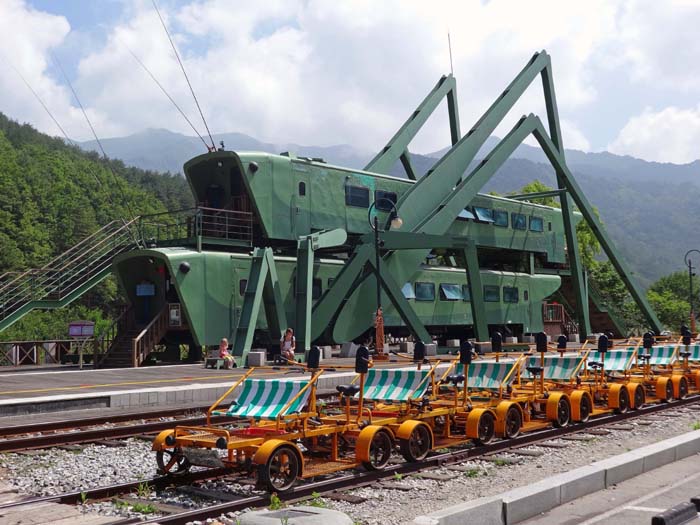 das Bahnhofscafé - zwei aufeinander getürmte Waggons in Form einer Heuschrecke; neben den schnittigen Zweierdraisinen ...