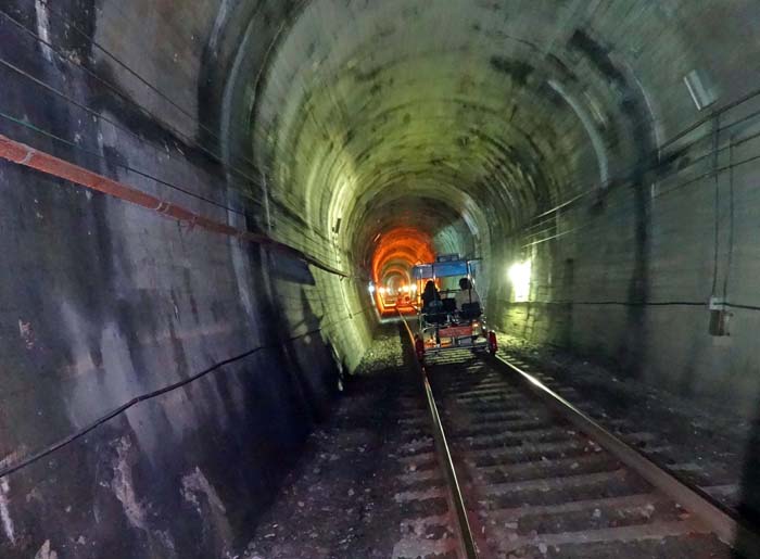 im letzten Tunnel der abwechslungsreichen Fahrt merkt man nichts mehr von Gefälle, man muss einen Kilometer lang anständig strampeln, um wieder ans Tageslicht zu gelangen